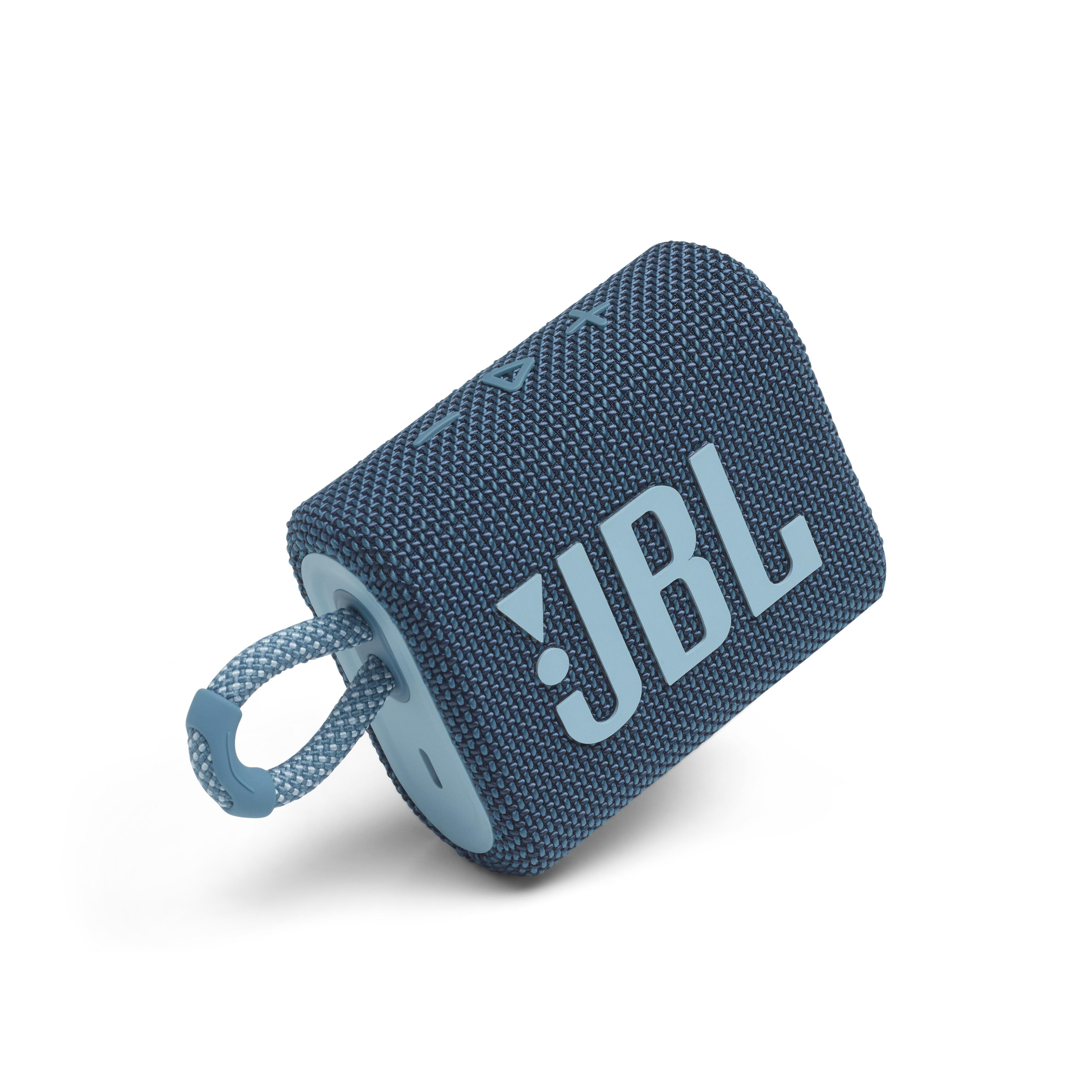 Blauer JBL-Lautsprecher auf Weiß mit JBL-Logo und Schlaufengriff.