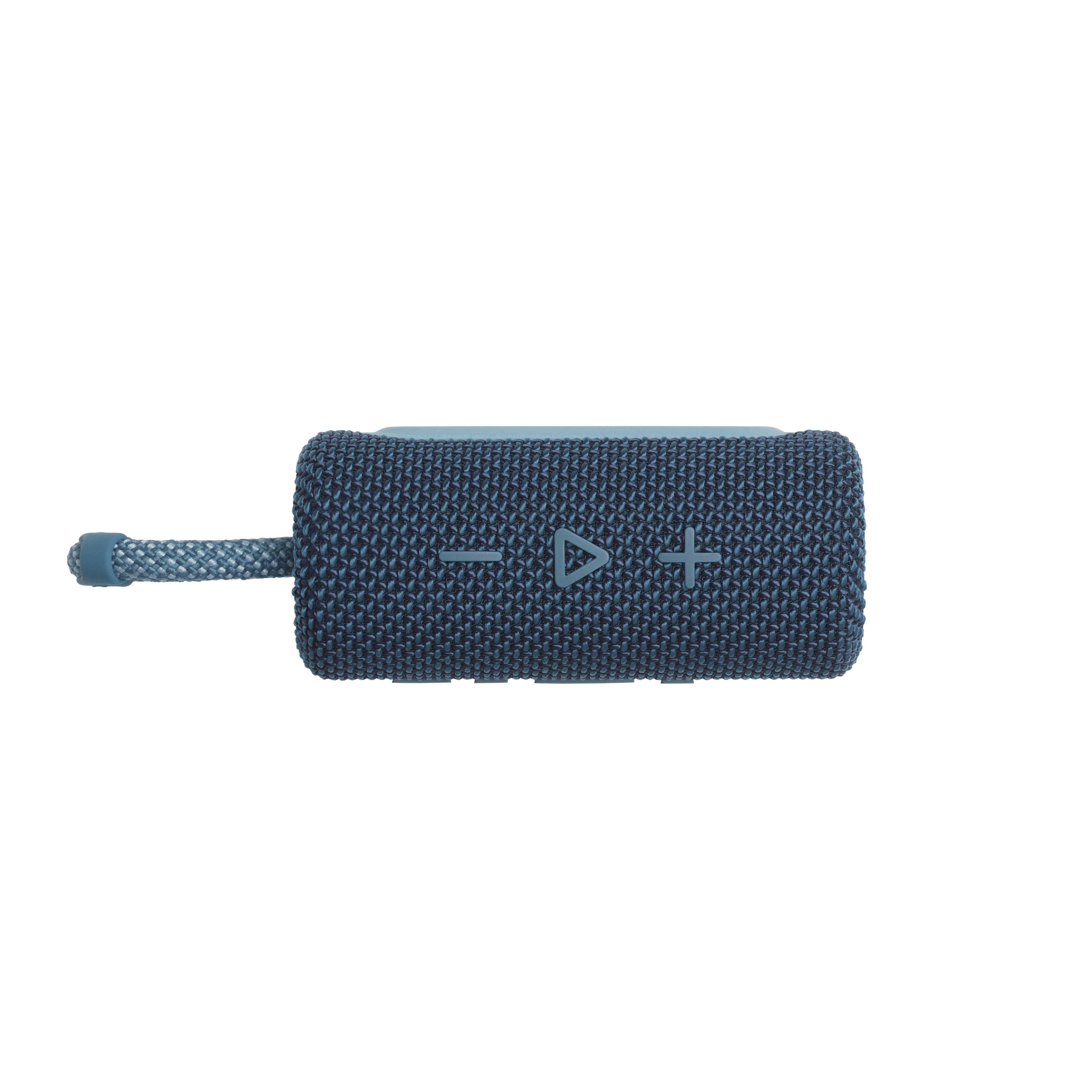 Ein blauer Bluetooth-Lautsprecher aus Stoff mit Knöpfen vorne und einem Riemen, weißer Hintergrund.