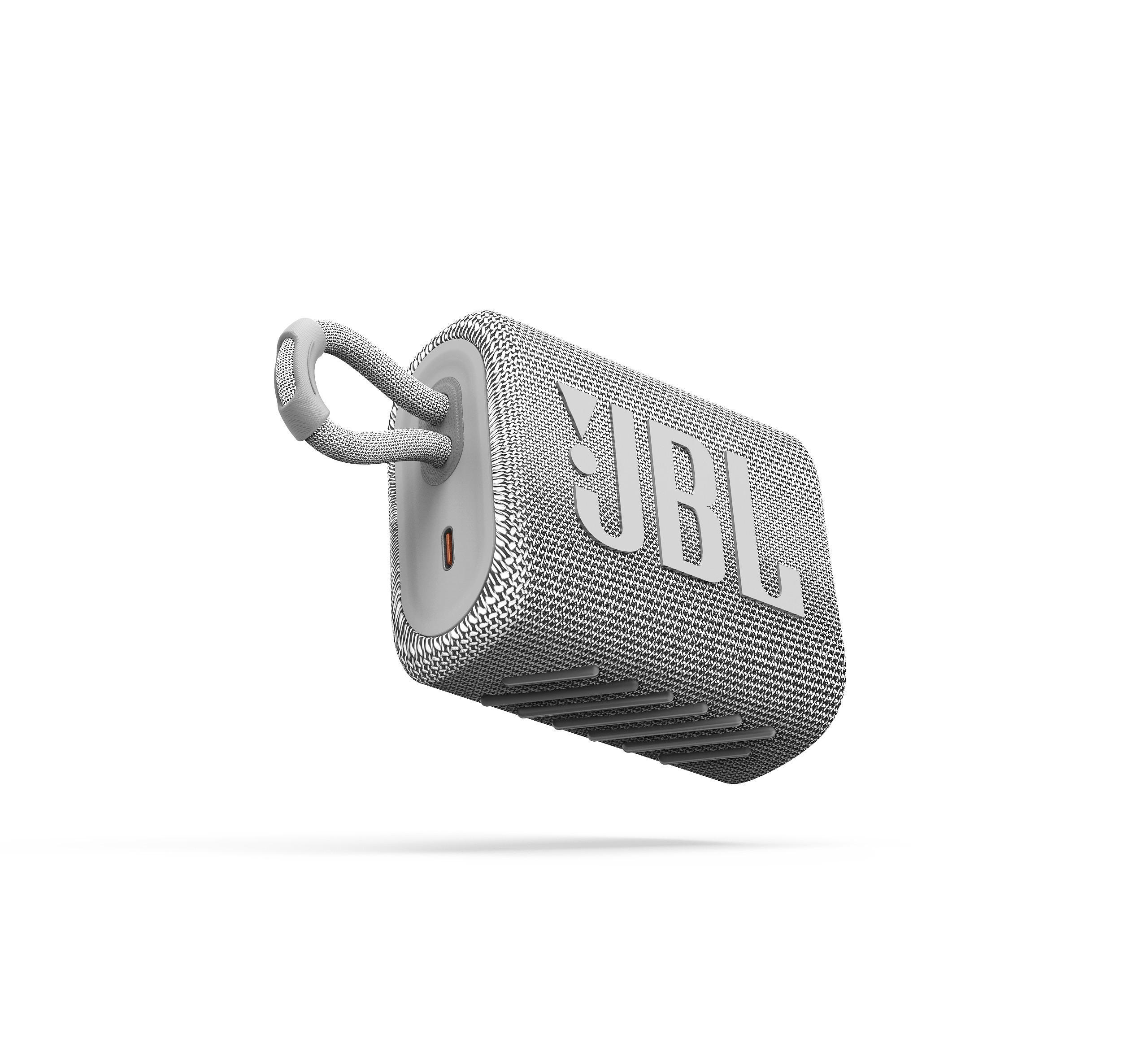 Weißer JBL-Lautsprecher mit Schlaufe, schwebt auf Weiß. Schwarzes JBL-Logo. Oranger Ladeanschluss.