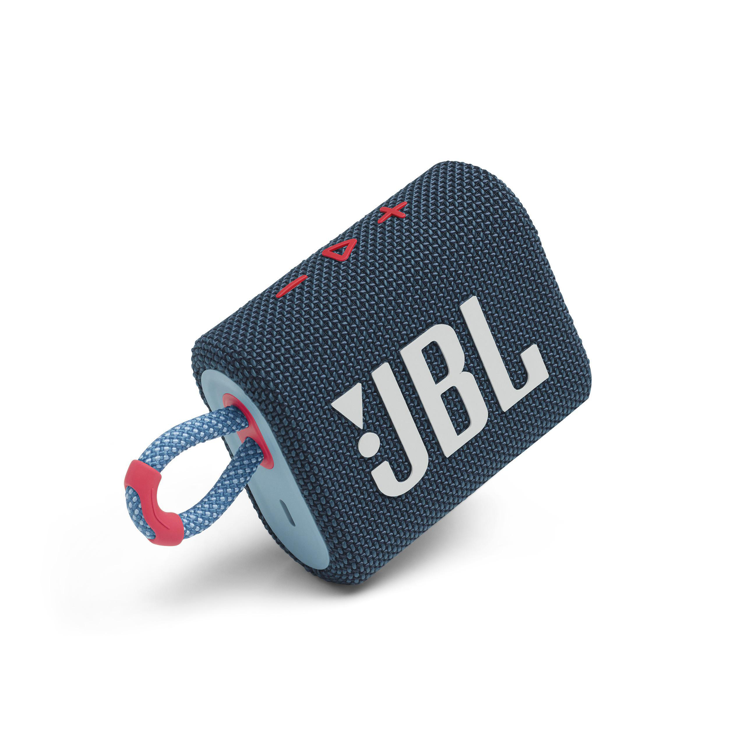 Ein blauer JBL-Lautsprecher mit rotem Griff. Das JBL-Logo ist weiß. Es ist leicht geneigt.
