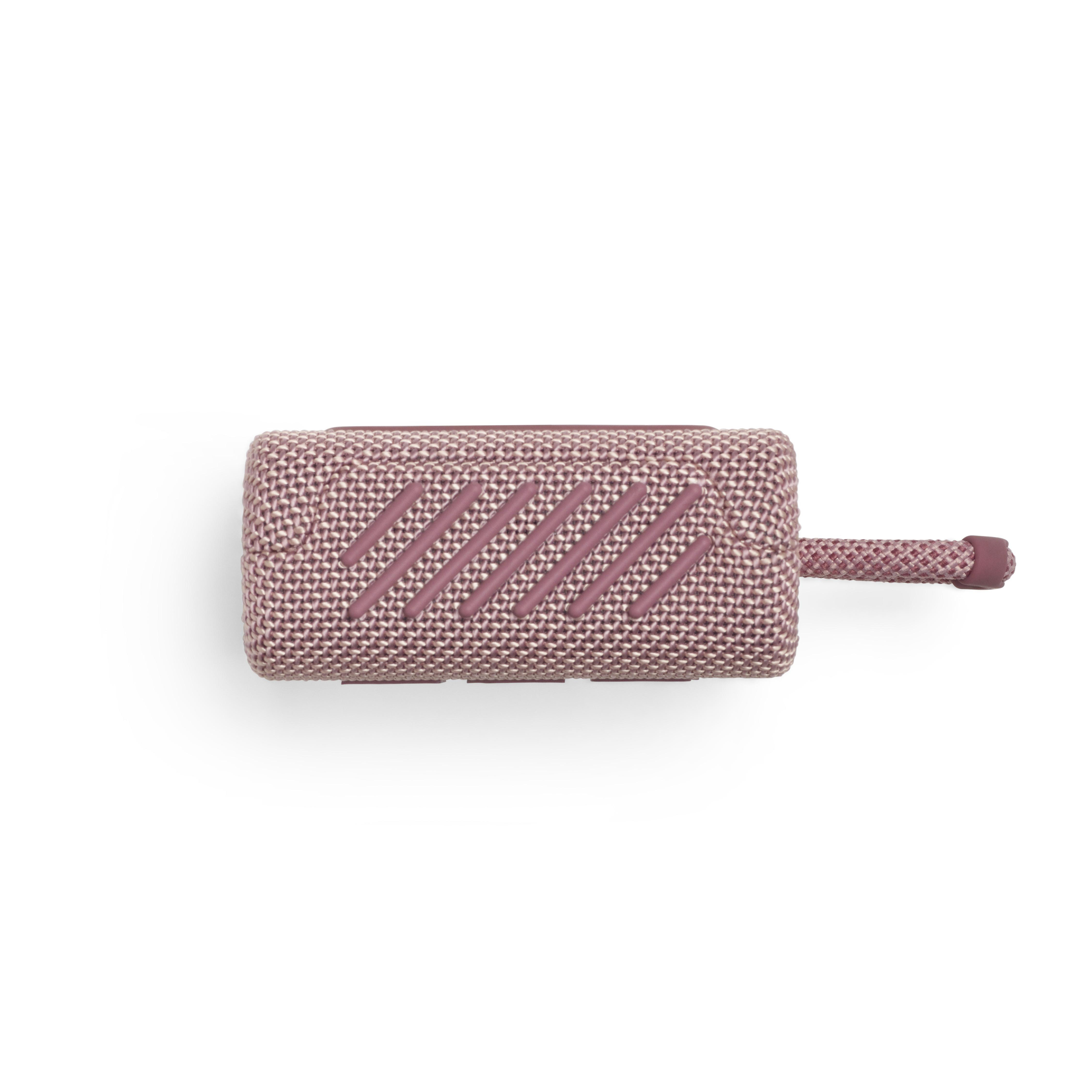 Ein rosa-beiger Lautsprecher mit Griff auf weißem Hintergrund.