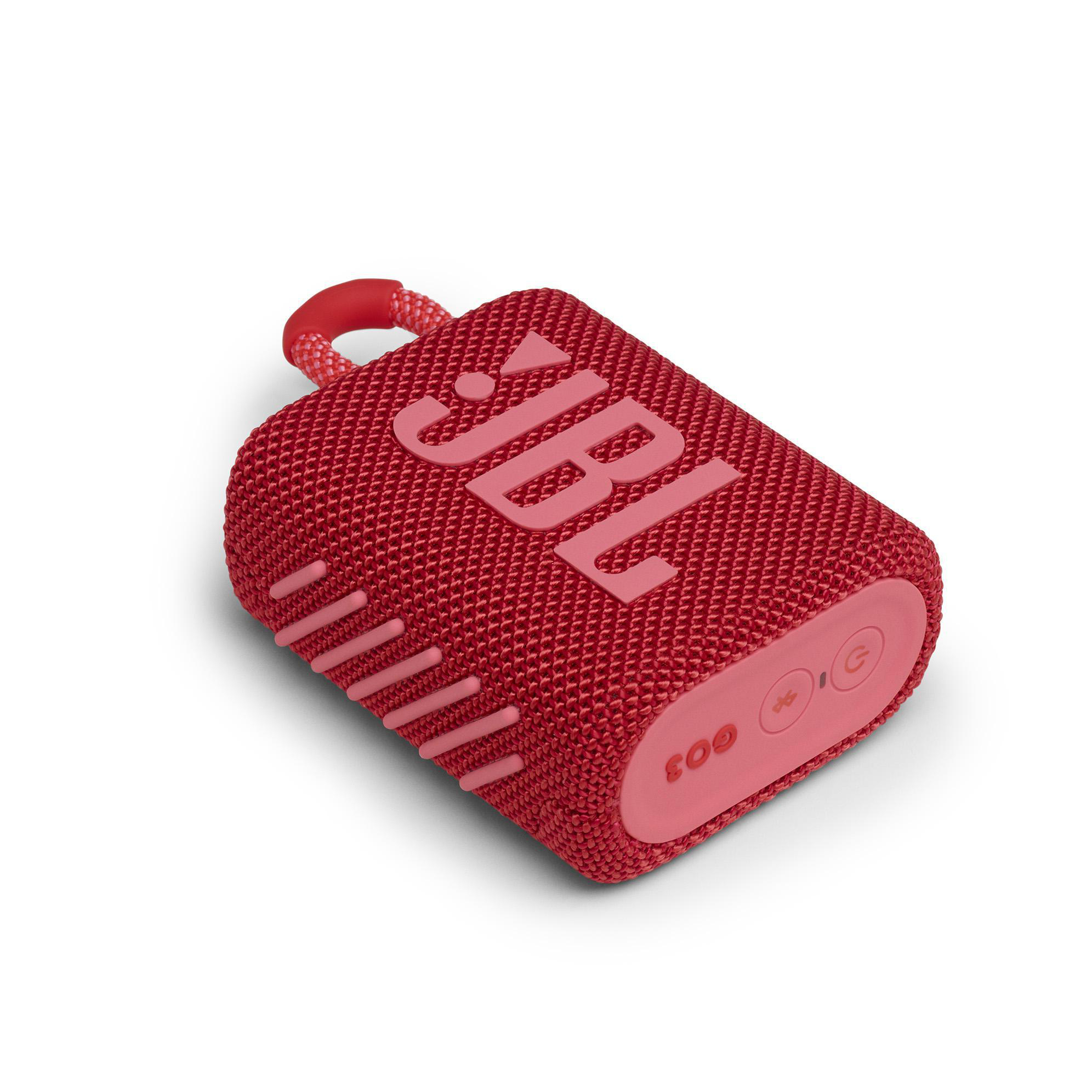 Roter JBL-Lautsprecher. Rote Schlaufe und Knöpfe. Weißer Hintergrund. JBL-Logo sichtbar. Power und Lautstärke.