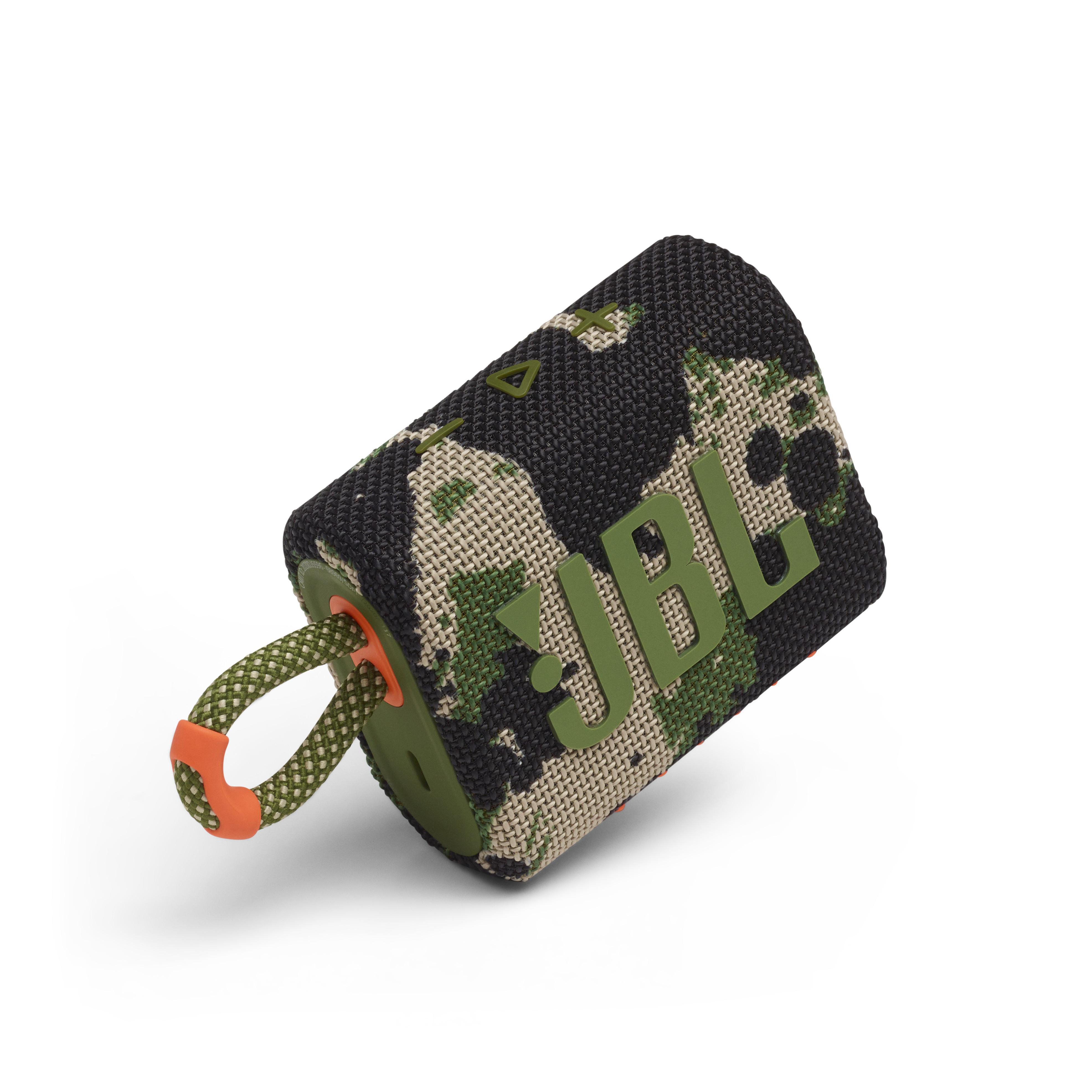 Ein JBL-Tragbarer Lautsprecher mit Camo-Muster, mit grünem Riemen und einer orangefarbenen Schlaufe.