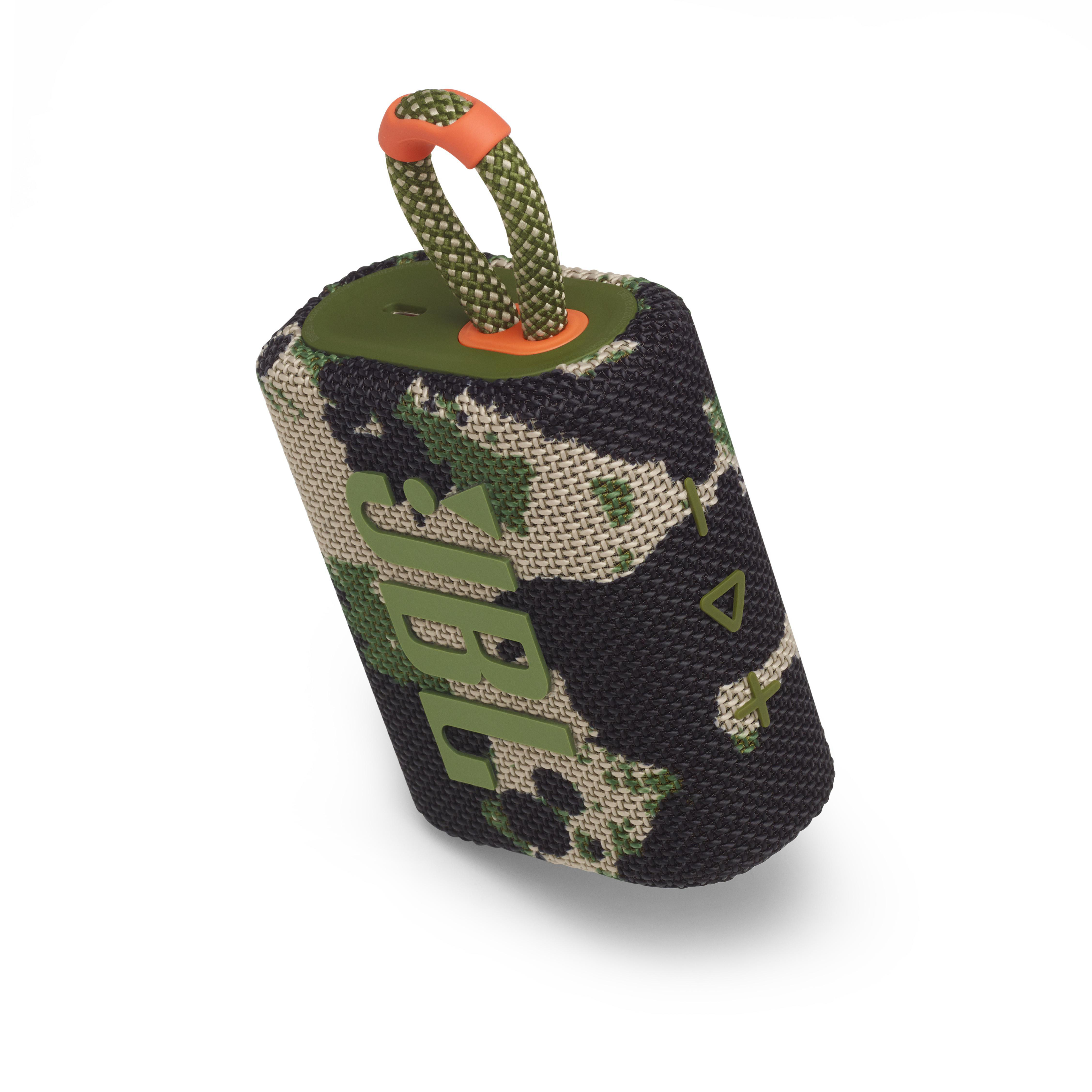 Ein Camouflage-JBL-Lautsprecher mit orangefarbenem Griff, vor weißem Hintergrund abgewinkelt.