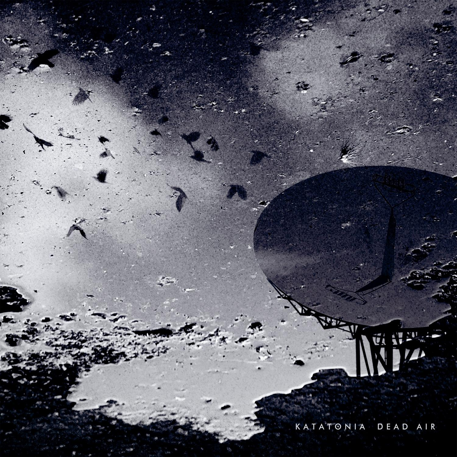 Vögel fliegen über Wasser. Eine Satellitenschüssel im Wasser. Der Albumname steht unten.