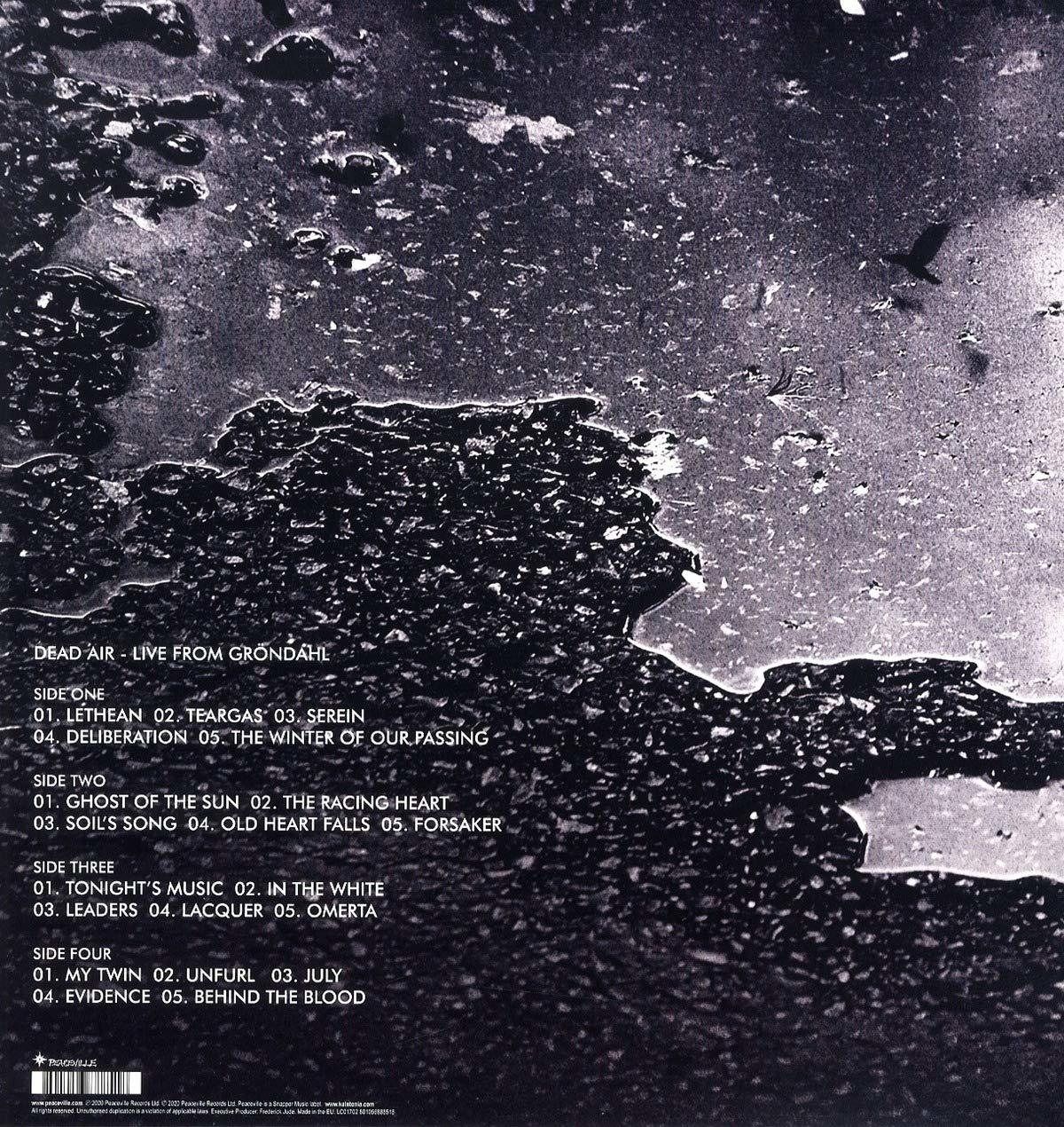 Schwarz-weiß-Albumcover mit Text. Das Bild hat eine dunkle, strukturierte Ästhetik.