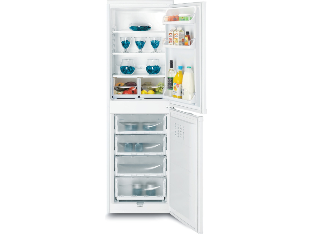 Un refrigerador blanco con la puerta abierta. Tiene varios estantes y cajones llenos de artículos.