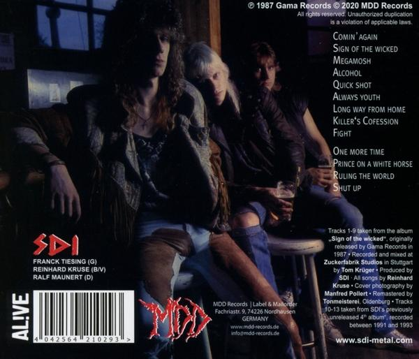 Rückseite eines Albums mit Bandmitgliedern, Songtiteln und einem Barcode vor dunklem Hintergrund.