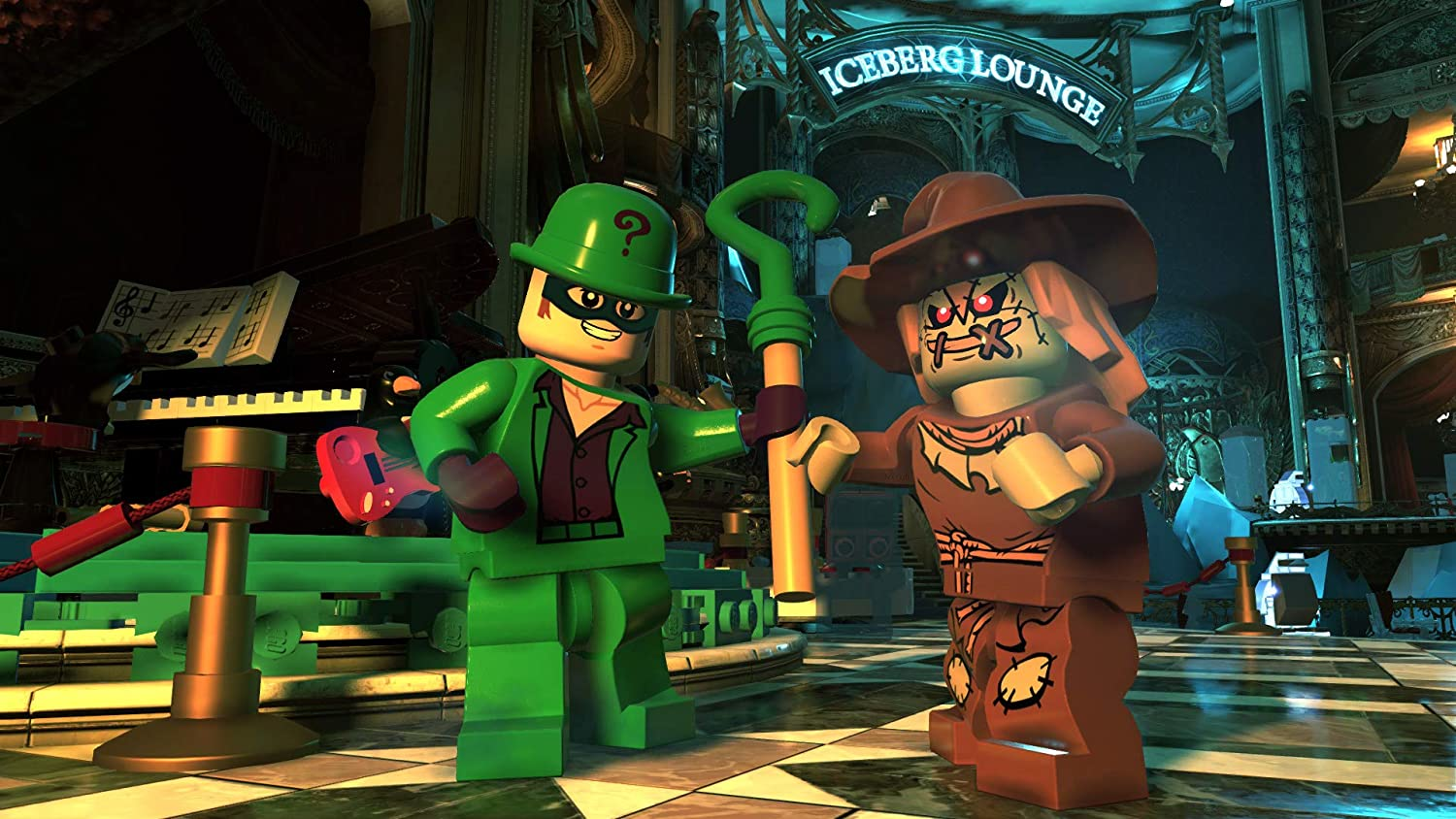 Lego-Figuren von The Riddler und Scarecrow in einer Lounge mit Klavier und dem Schild 'Iceberg Lounge'.