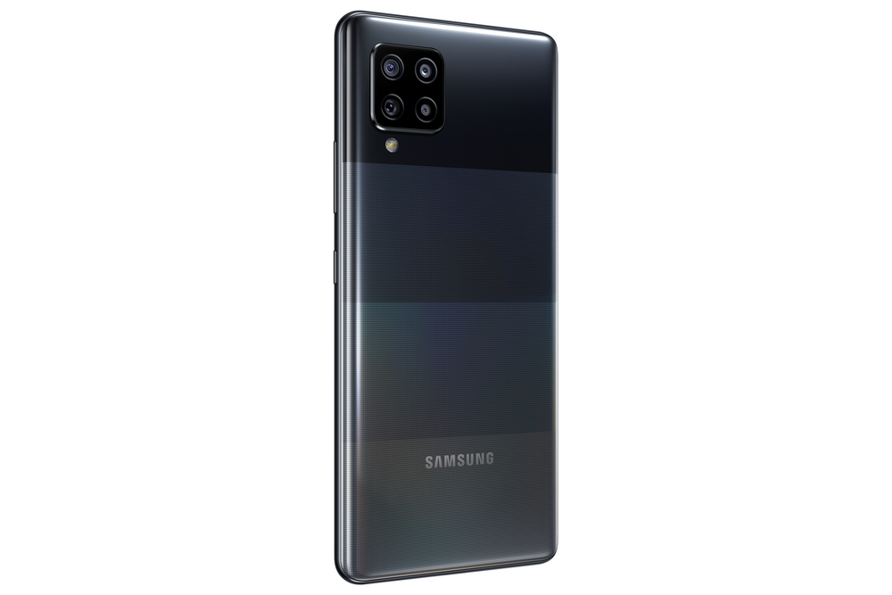 Teléfono Samsung negro con una matriz de cámaras y un logo de Samsung en la parte trasera. Fondo blanco.