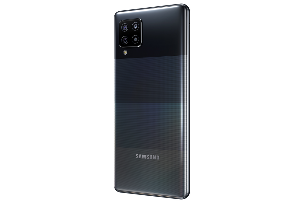 Teléfono Samsung negro con cable de carga enchufado. El teléfono está en ángulo hacia la derecha.