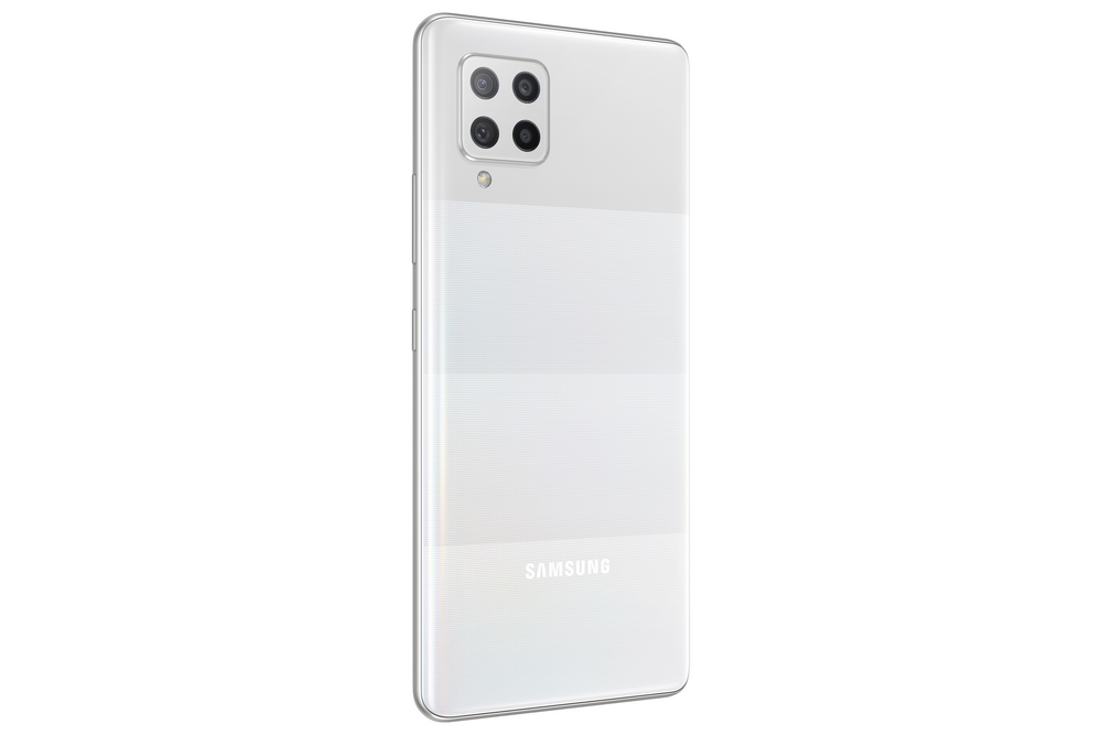 Parte trasera blanca del teléfono Samsung con cámara y logo Samsung sobre fondo blanco.