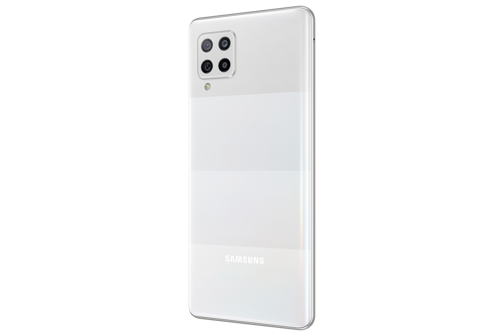 La parte trasera de un teléfono Samsung blanco con diseño a rayas y cámaras.