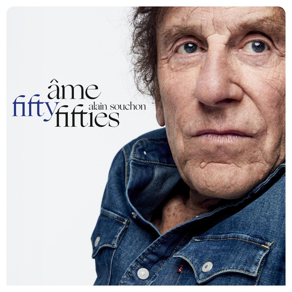 Pochette d'album d'Alain Souchon. Gros plan sur le visage d'un homme âgé en jean bleu.