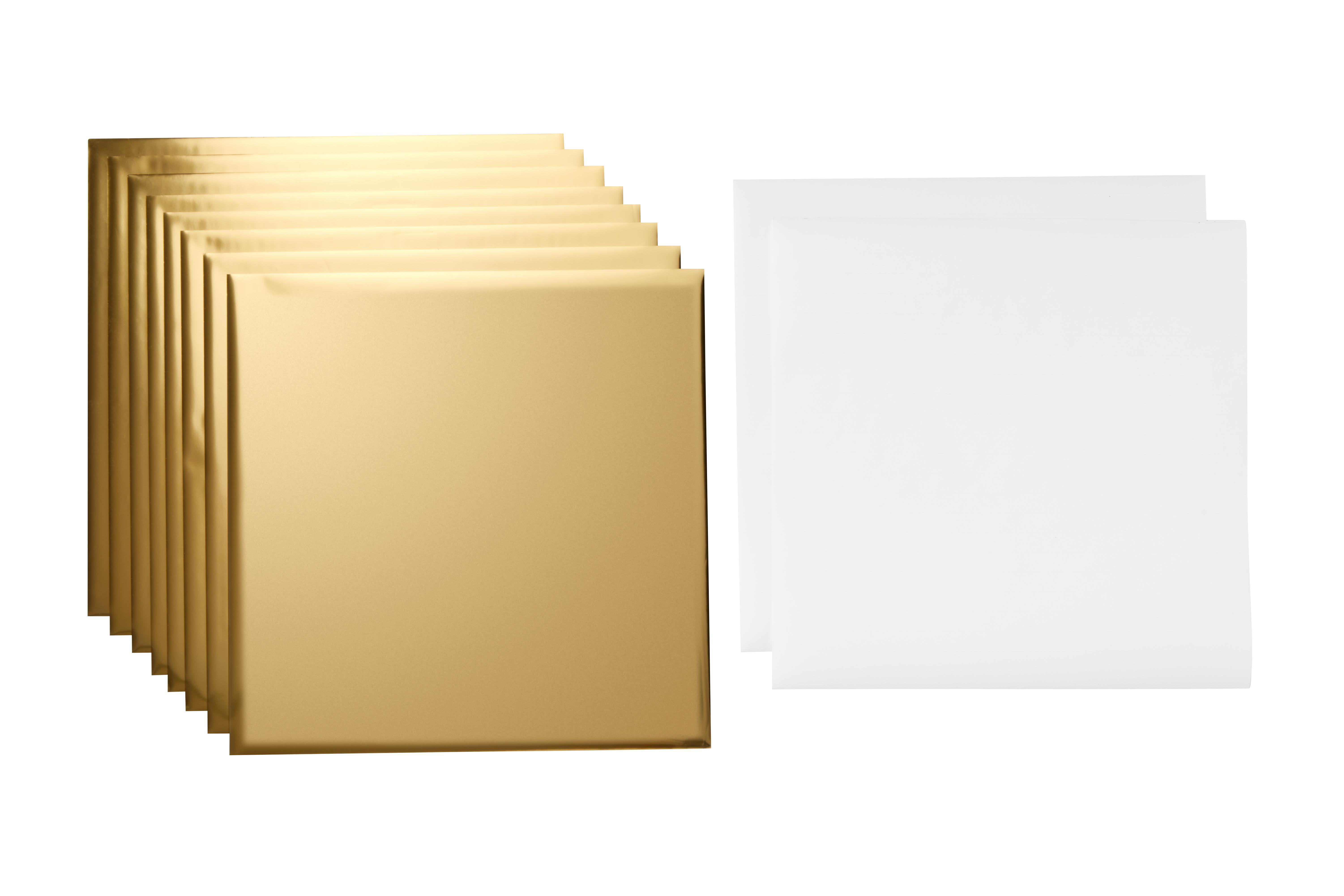 Links ein Stapel goldfarbener Papiere, rechts zwei weiße Papiere, alles vor weißem Hintergrund.