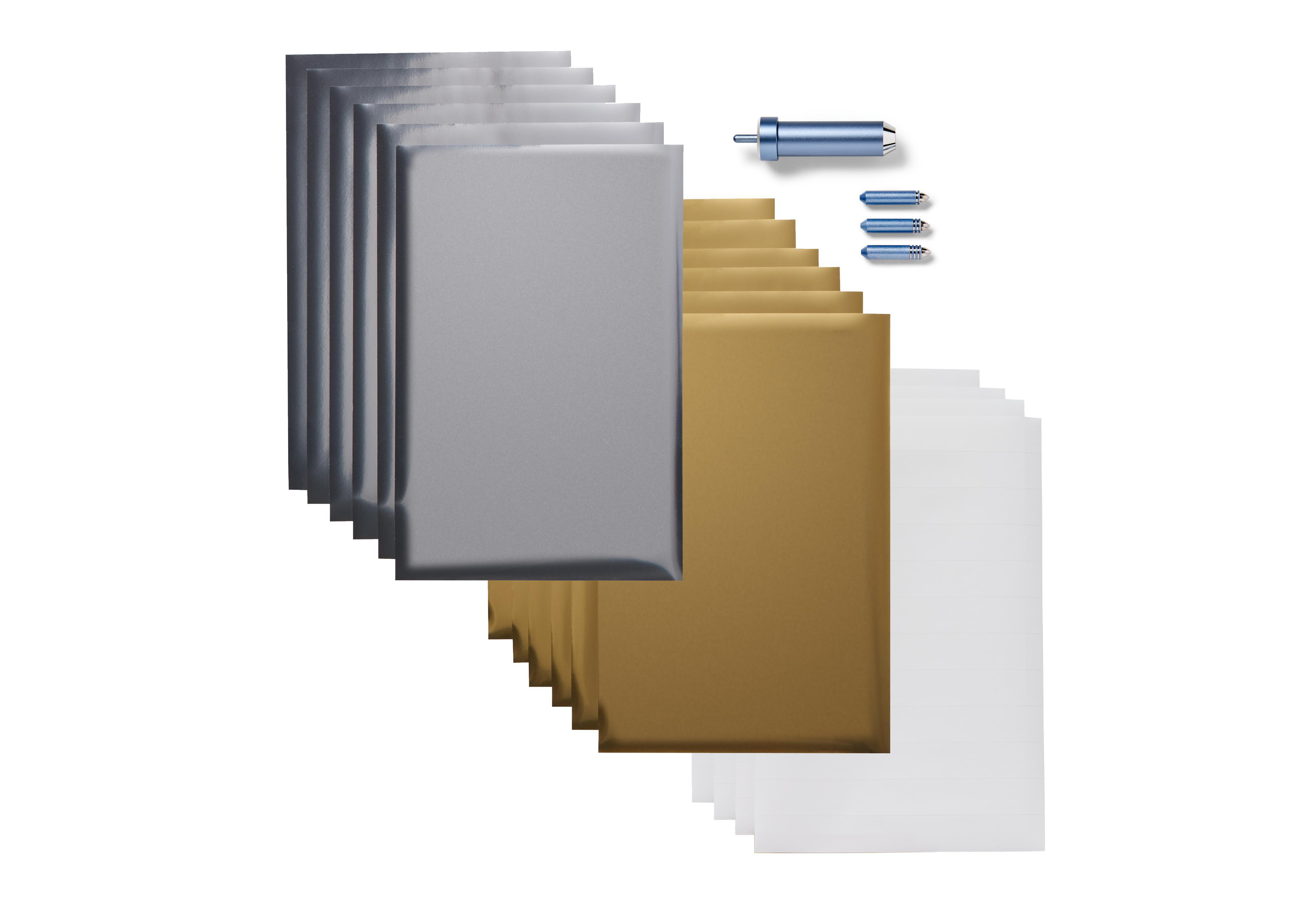 Stapel Metallplatten mit Schneidwerkzeug und Klingen auf weißem Hintergrund.