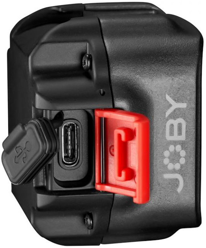 Caméra d'action noire avec cache port rouge et port USB. La marque "JOBY" est visible.
