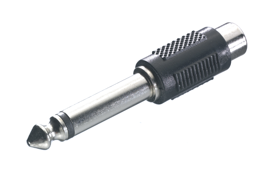 Ein schwarzer und silberner Audioadapter mit Stecker und Cinch-Buchse, weißer Hintergrund.