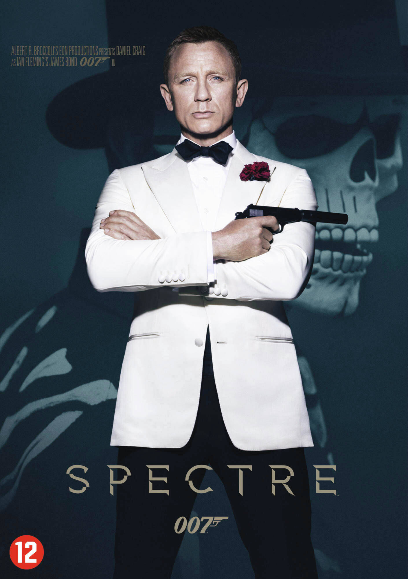 Affiche du film 'Spectre', présente Daniel Craig en costume blanc tenant une arme, avec une tête de mort.