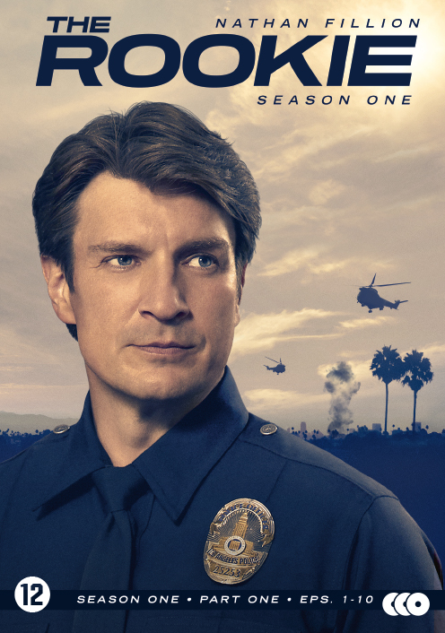 DVD-hoes. Nathan Fillion van The Rookie. Hij draagt een politie-uniform. Lucht en helikopter op de achtergrond.