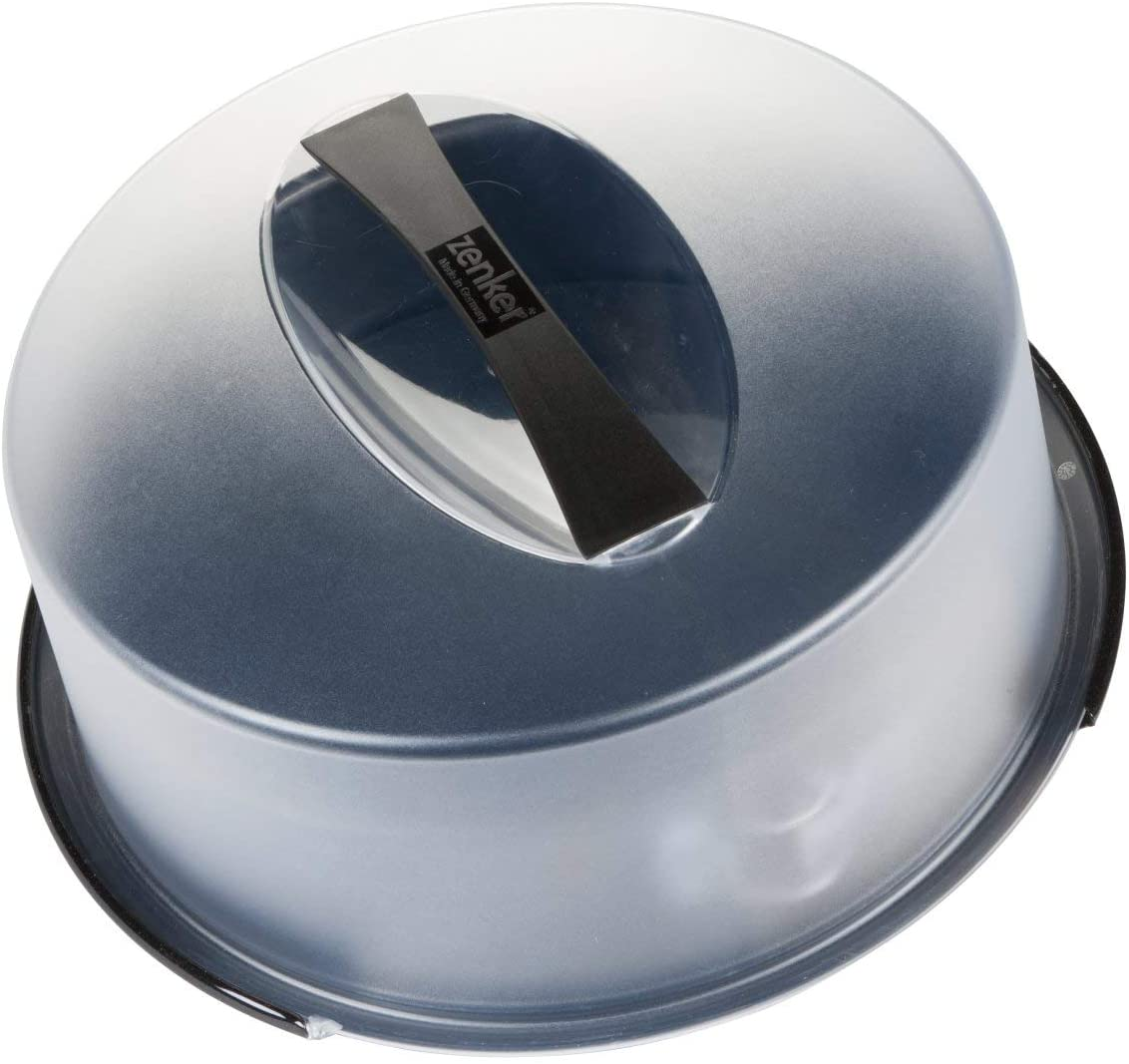 Eine transparente, ovale Kuchenhaube mit einem schwarzen Griff oben.