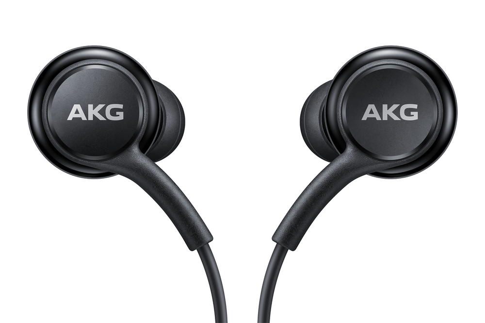 Un par de auriculares AKG negros, con cable negro, sobre fondo blanco.
