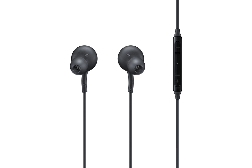 Auriculares Samsung negros con un módulo de control en el cable, fondo blanco.