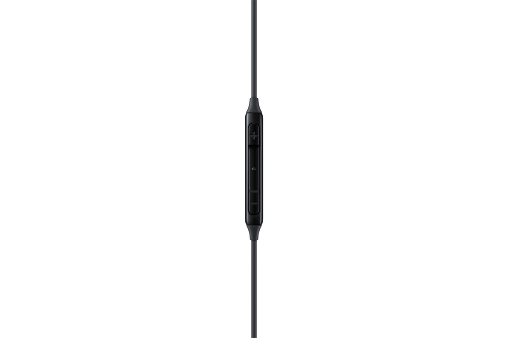 Un cable de auriculares negro con control de volumen, fondo blanco.