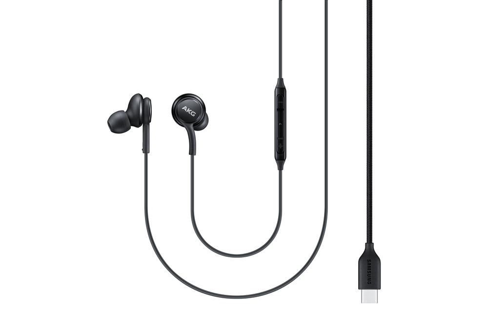 Auriculares AKG negros con botón de control y conector USB-C. Fondo blanco.