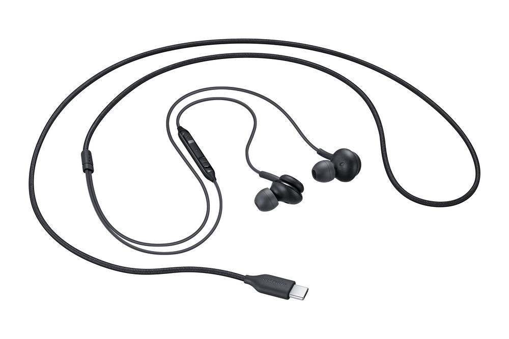 Auriculares negros con cable y conector USB-C. Fondo blanco.