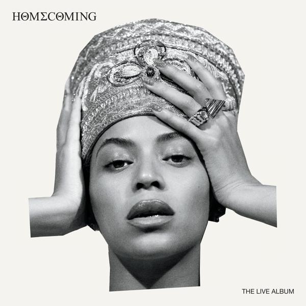 Beyoncé album borítója, HOMECOMING címmel. Ékszeres fejdíszt visel. A kezek keretezik az arcát. Fekete-fehér.