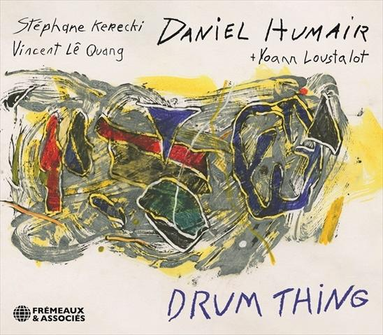 Pochette d'album avec de l'art abstrait, des noms et un titre. Les mots 'DRUM THING' sont en bas.