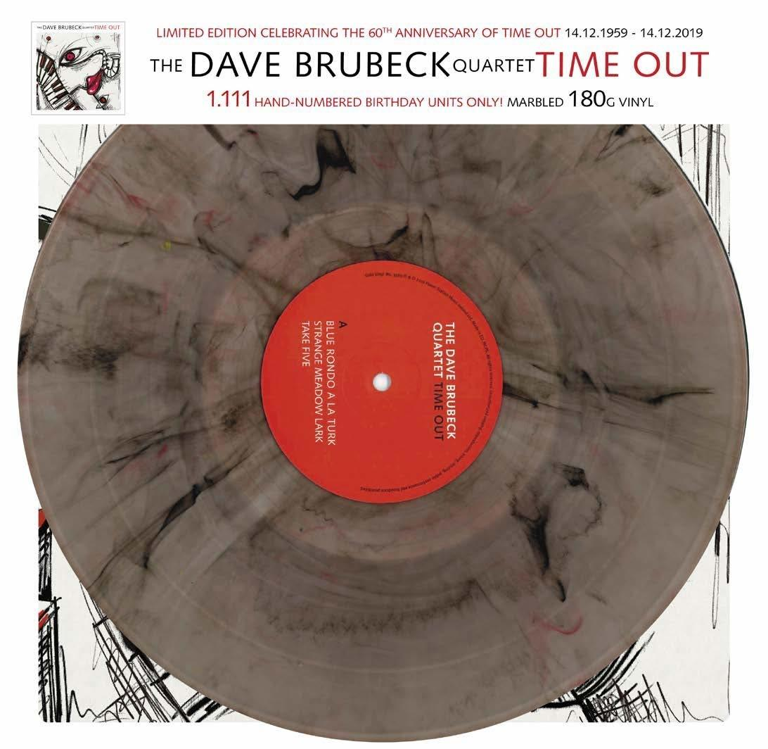 Márványos vinyllemez Dave Brubeck Quartettől, albumborító részlettel.