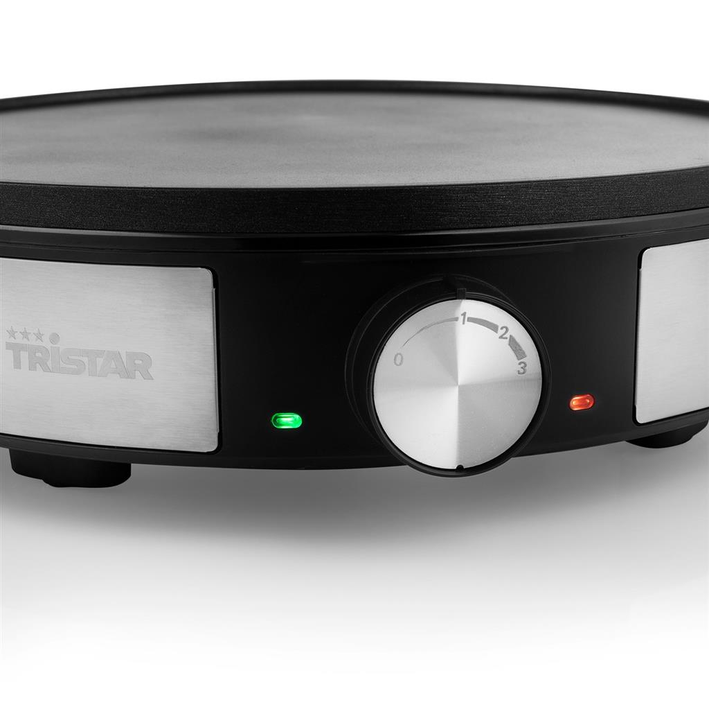 Schwarzer und silberner Tristar Crêpes-Maker mit Temperaturregler und grünen und roten Kontrollleuchten.