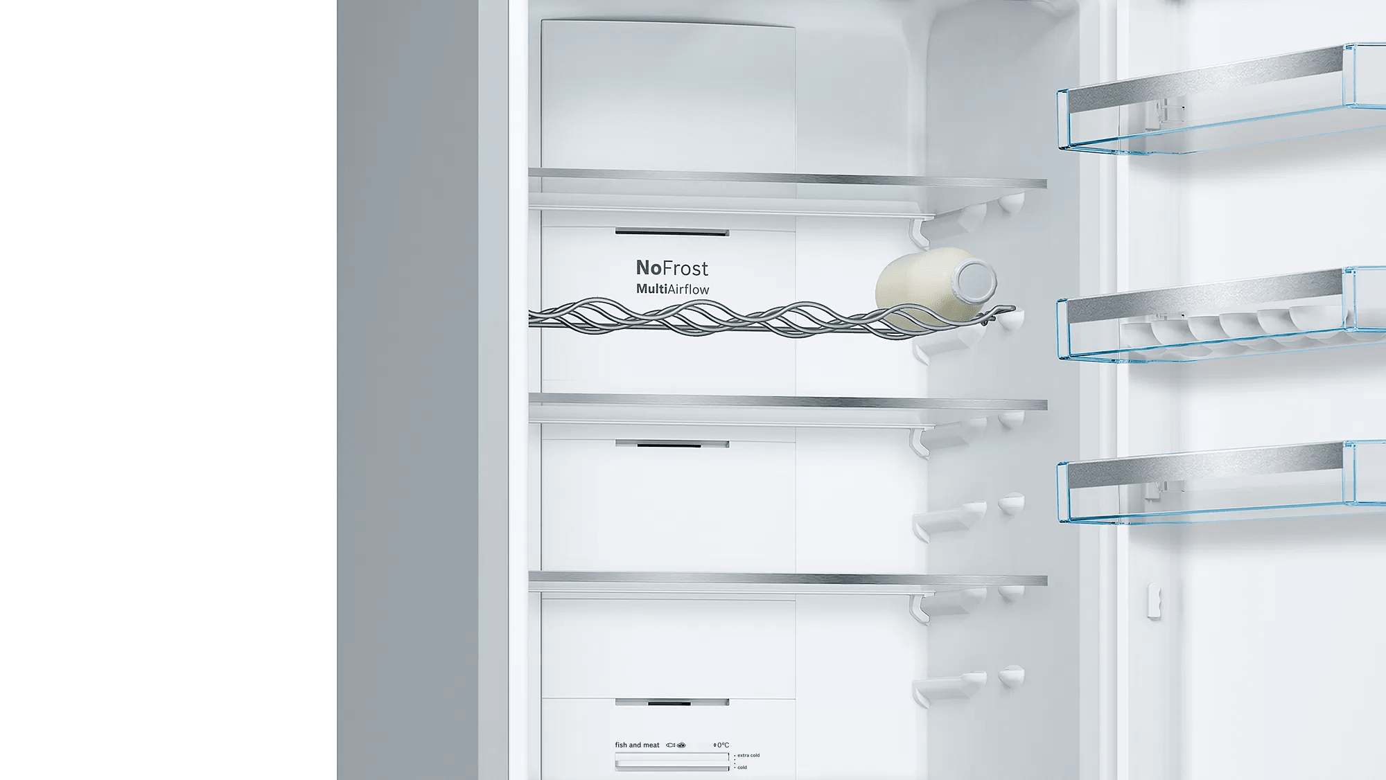 Un refrigerador abierto mostrando estantes y una botella en un estante.