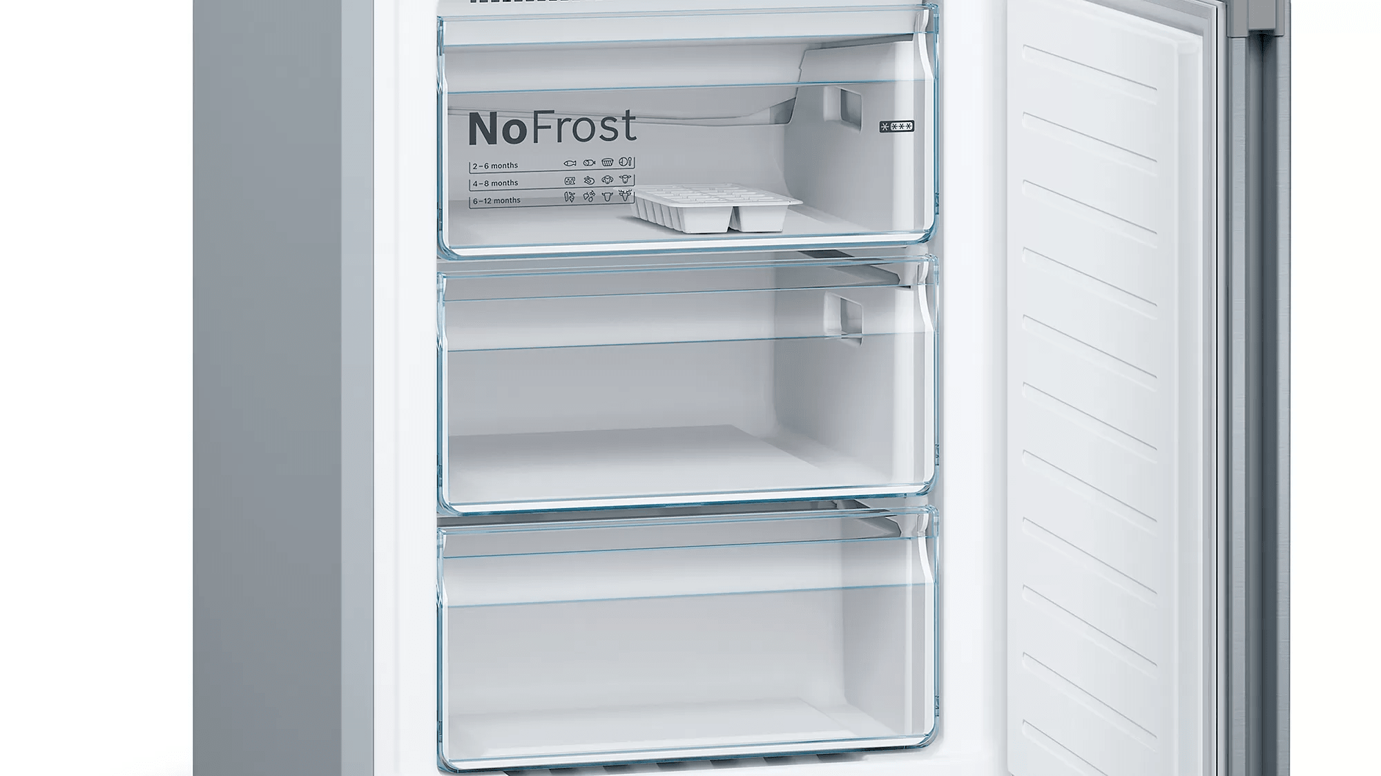 Refrigerador abierto con tres cajones transparentes y una etiqueta 'NoFrost'.