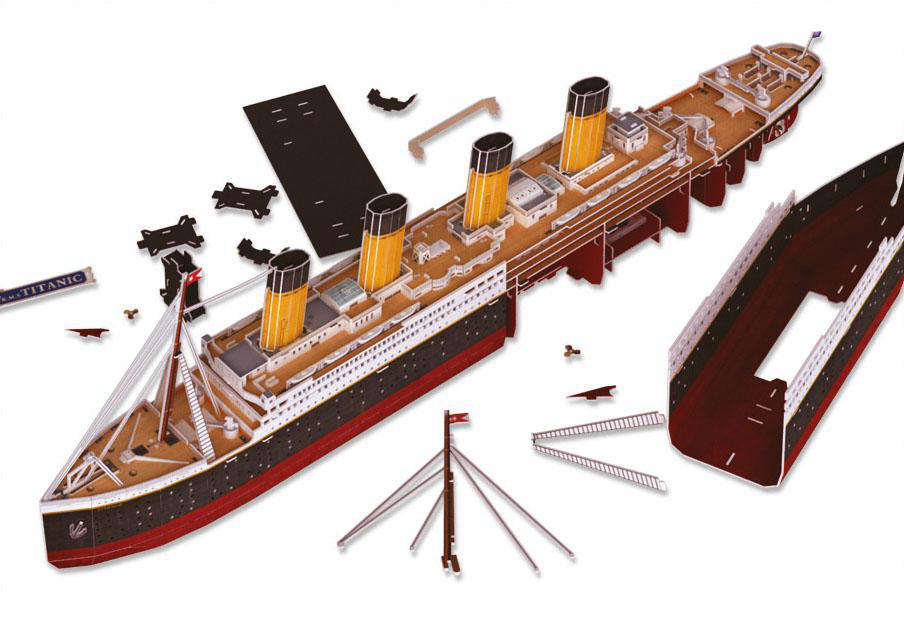 Ein zerlegter Titanic-Modellbausatz mit verstreuten Teilen, der die Schiffsstruktur zeigt.