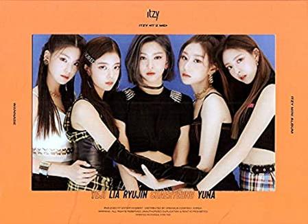 Egy K-pop csoport pózol egy csoportképhez.