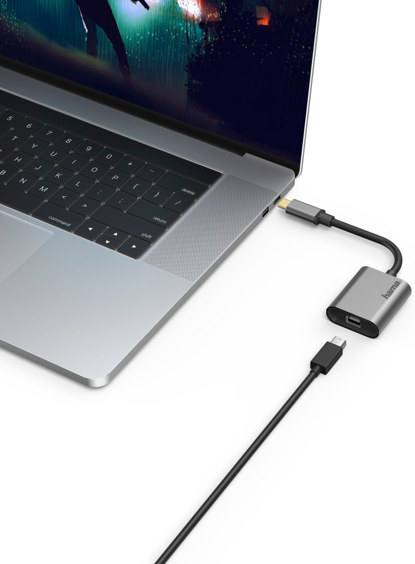 Laptop met een USB-C-adapter aangesloten.