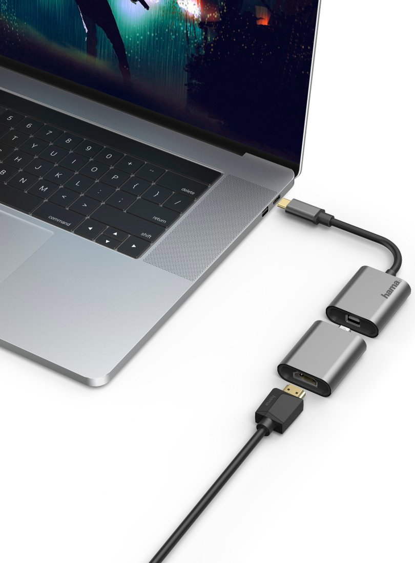 Laptop aangesloten op een zilveren adapterhub met USB-C- en HDMI-kabels.