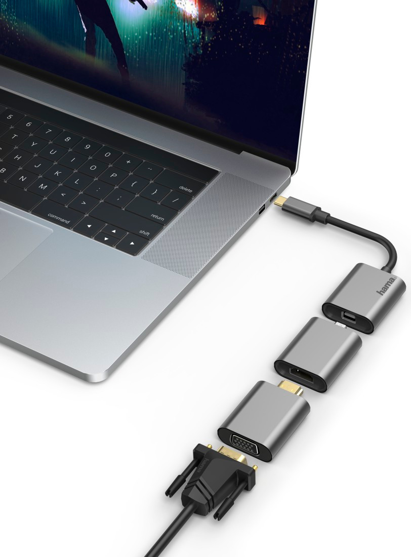 Laptop met een zilveren adapter aangesloten op meerdere andere adapters.