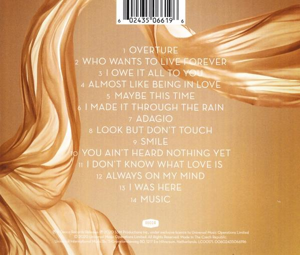 Rückseite einer Musik-CD mit Titelliste und goldenem Stoffhintergrund.