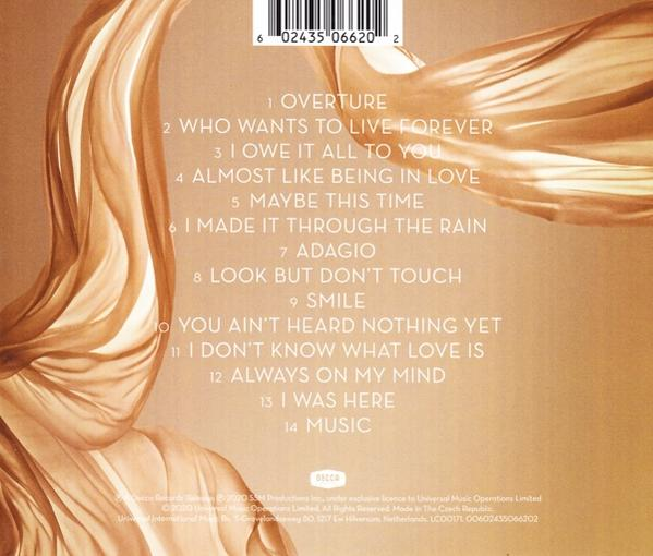 CD-Cover mit Titelliste und abstraktem goldenem Stoffdesign. Text in Weiß und Schwarz.