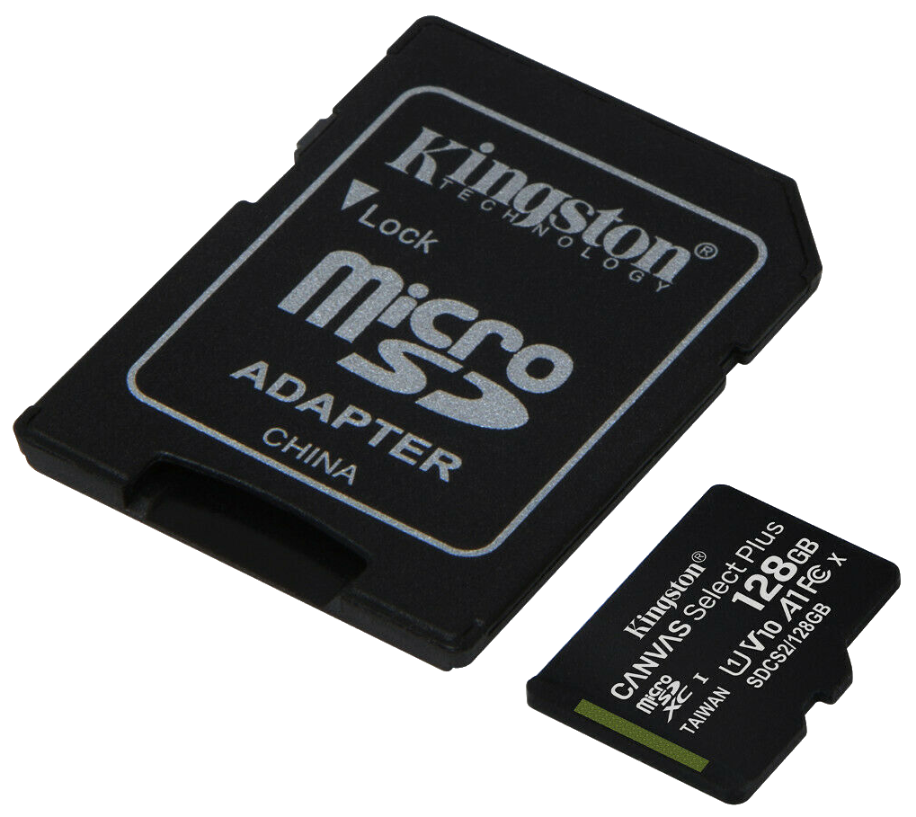Fekete micro SD kártya adapterrel. Az SD-kártya jobbra van. Fehér háttér.
