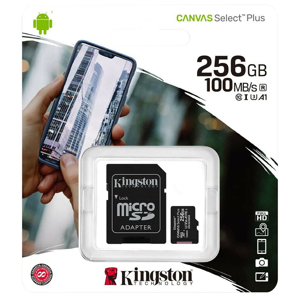 Csomag Kingston micro SD kártyával, kéz, ami várost mutató telefont tart.