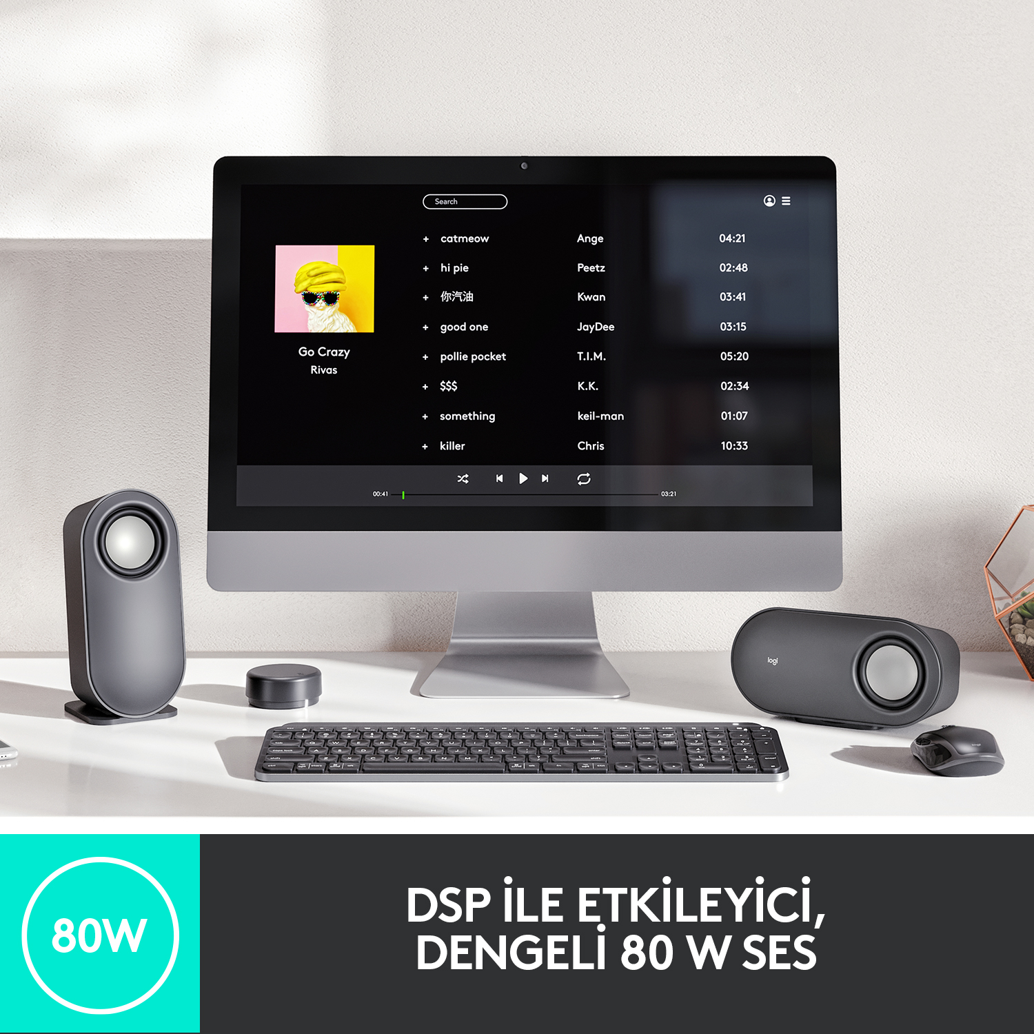 Hoparlörler, klavye ve monitörde müzik ile bilgisayar kurulumu.