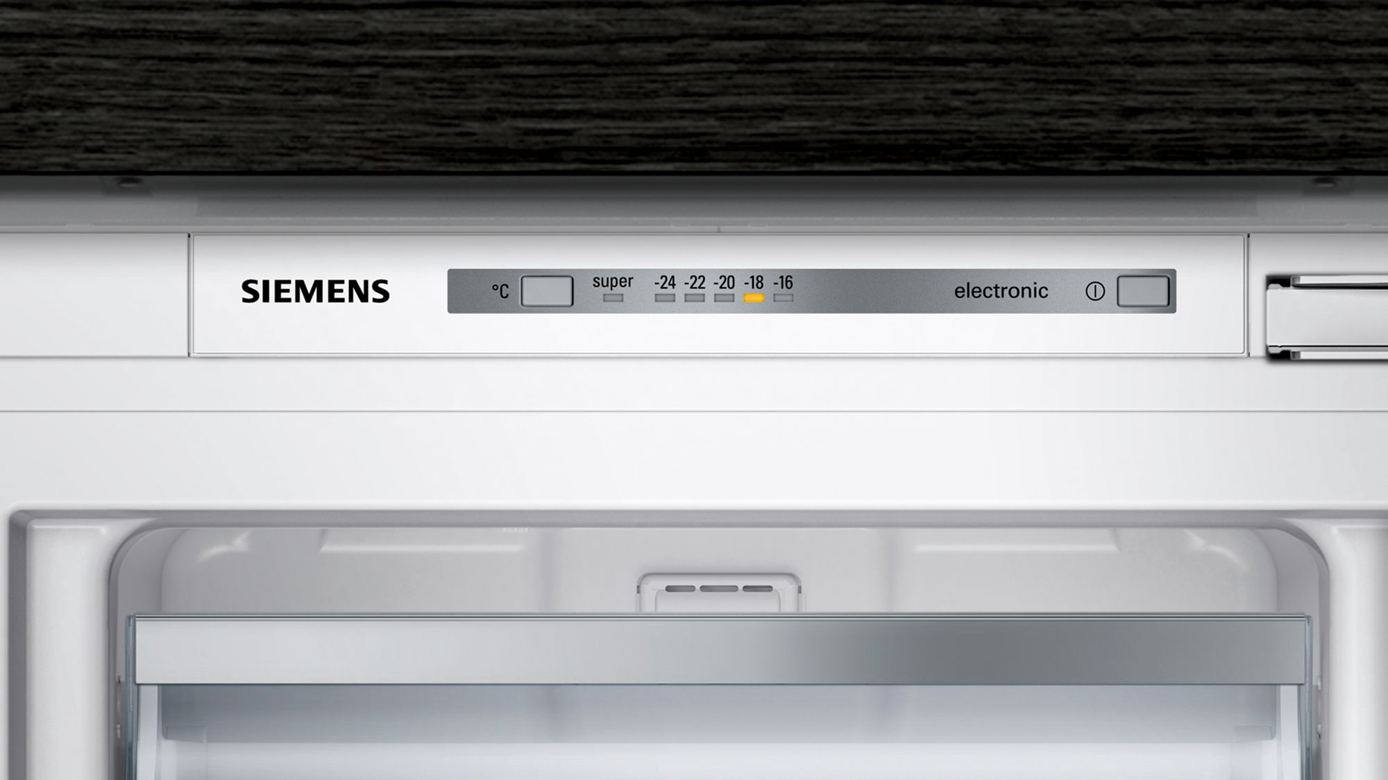 Nahaufnahme eines Kühlschrank-Bedienfelds mit Temperatureinstellungen. SIEMENS steht oben.