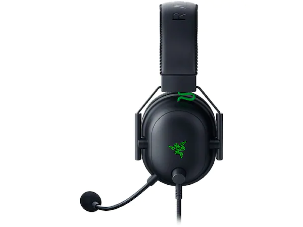Auriculares para juegos Razer negros con micrófono, fondo blanco.