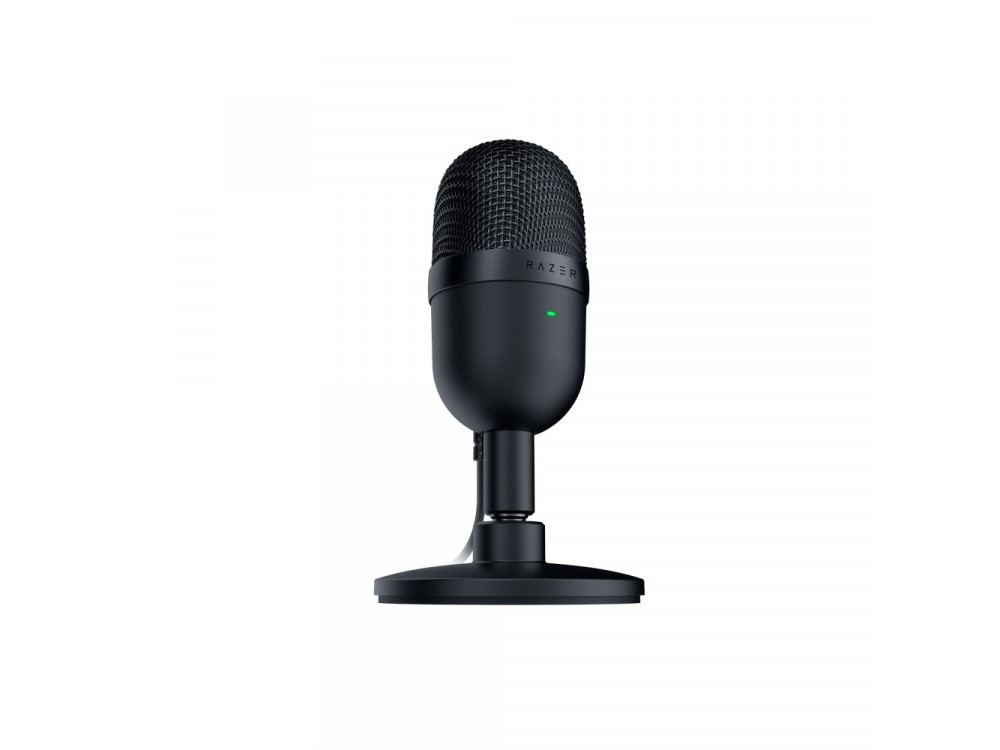 Micrófono Razer negro sobre un soporte. Está sobre un fondo blanco.