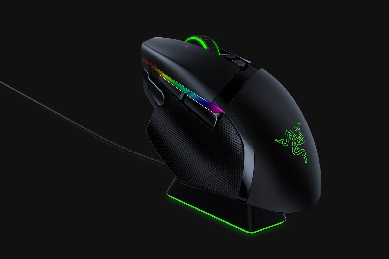 Zwarte Razer gaming muis met groene accenten. Het heeft een getextureerde grip, RGB-verlichting en een oplaadstation. Zwarte achtergrond.